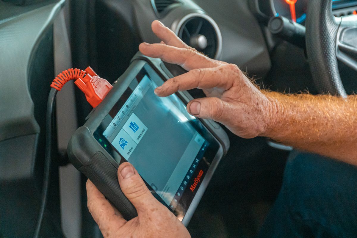 Fundi akifanya Auto Diagnostics kwenye gari — MKUMBILWA CAR AUTOSERVICE
